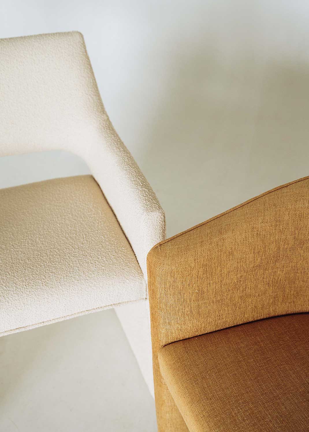 Butaca tapizada en tela beige.
