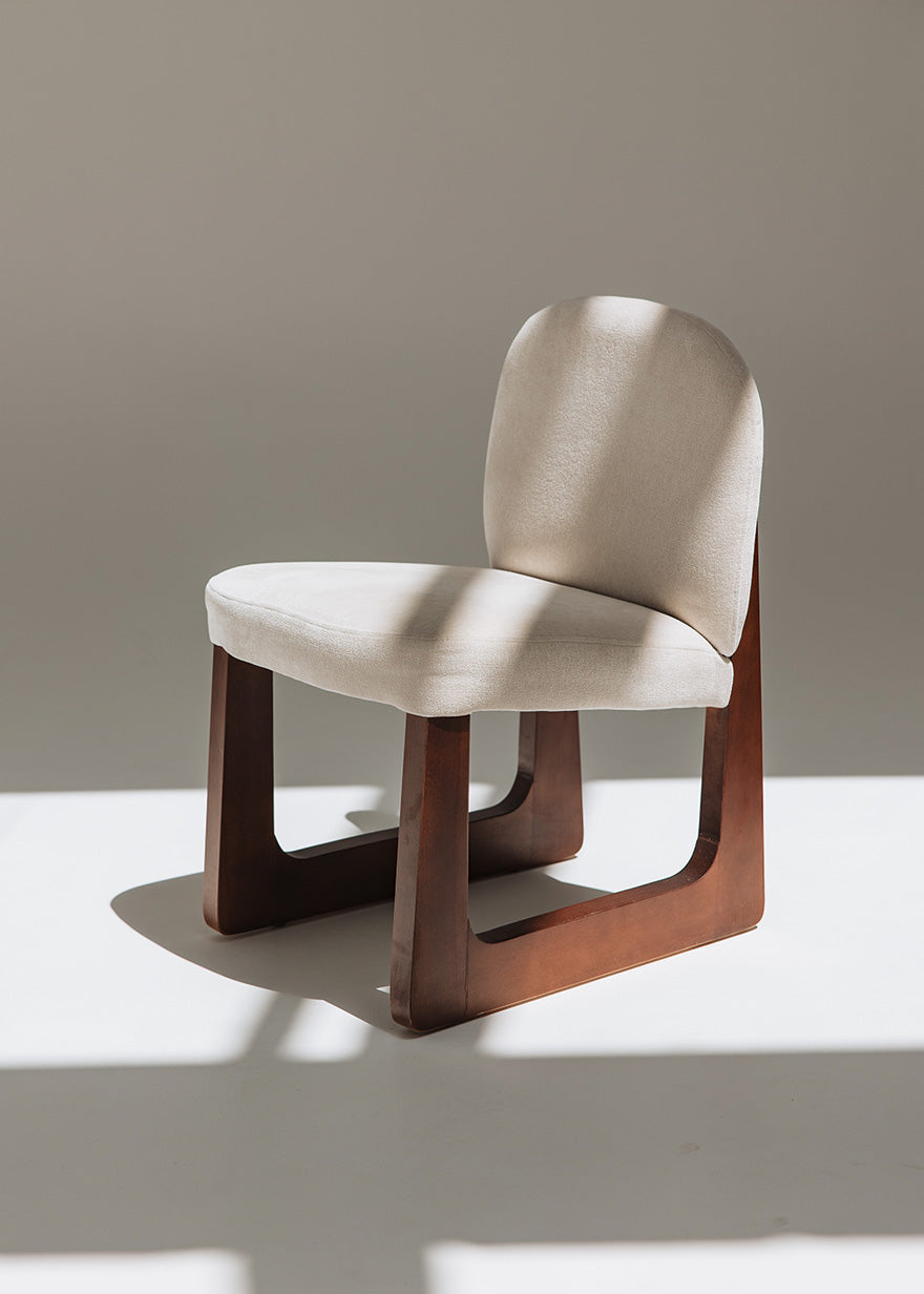 Silla de madera de haya tapizada en terciopelo beige.
