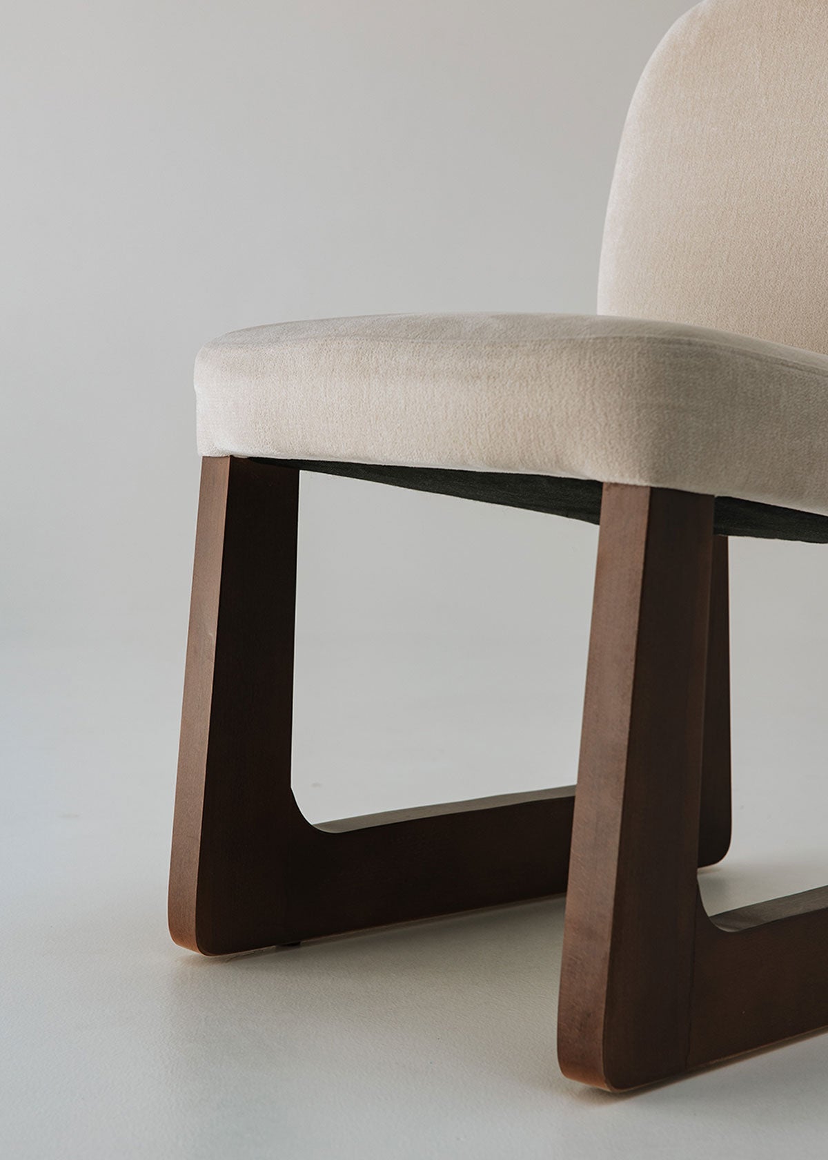 Silla de madera de haya tapizada en terciopelo beige.