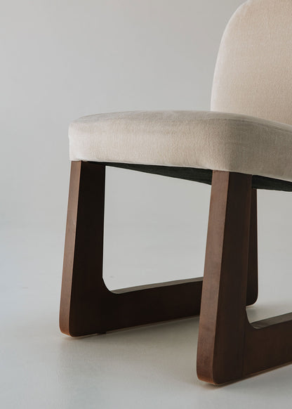 Silla de madera de haya tapizada en terciopelo beige.