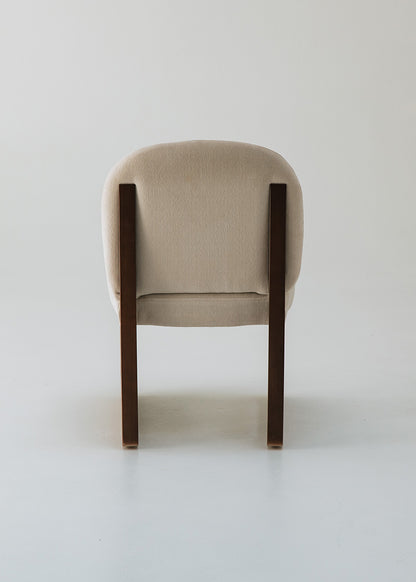 Silla de madera de haya tapizada en terciopelo beige.