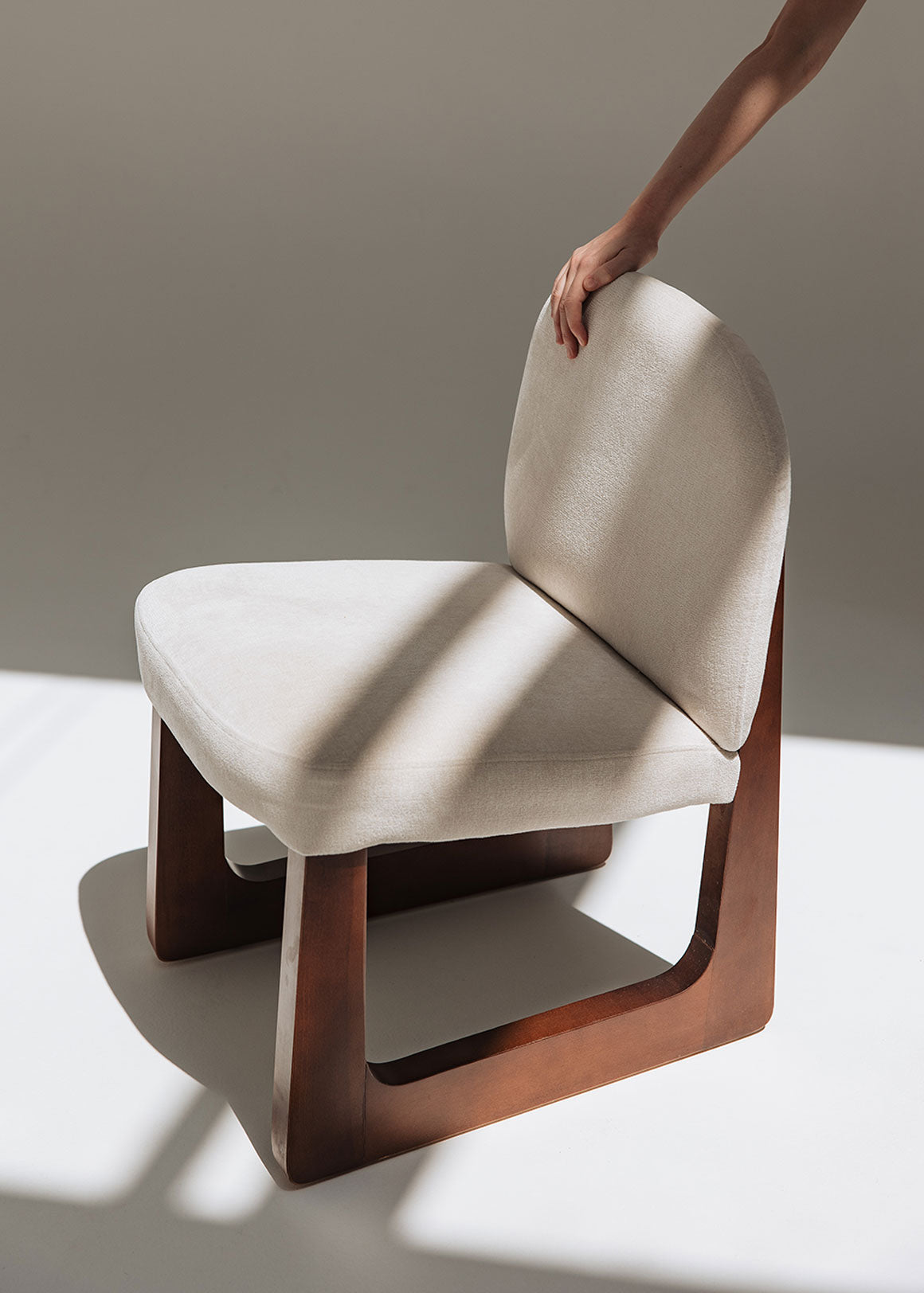 Silla de madera de haya tapizada en terciopelo beige.