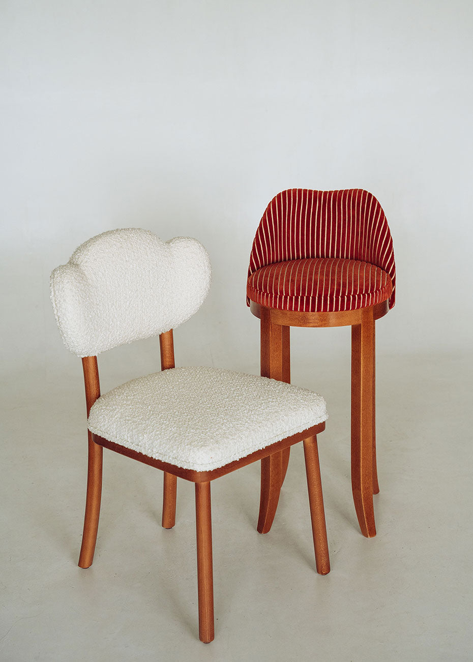 Silla de madera de haya tapizada en bouclé blanco.