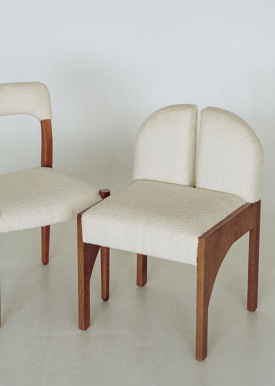 Silla de madera de haya tapizada en bouclé blanco.
