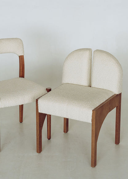Silla de madera de haya tapizada en bouclé blanco.