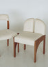 Silla de madera de haya tapizada en bouclé blanco.