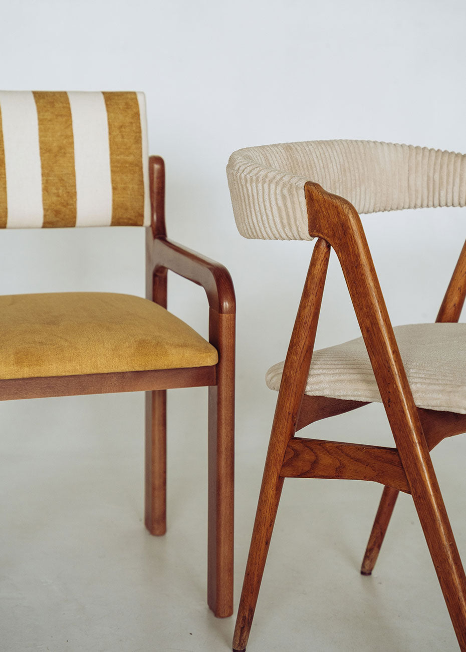 Silla de madera de haya tapizada en pana beige.
