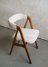 Silla de madera de haya tapizada en pana beige.
