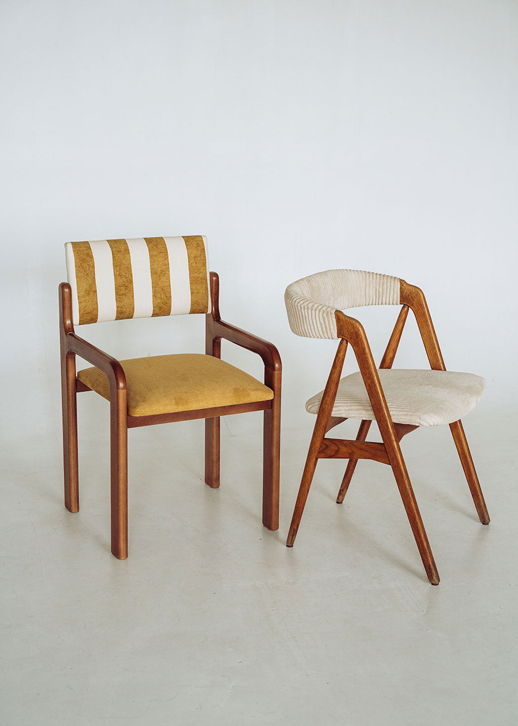 Silla de madera de haya con asiento tapizado en tela mostaza y respaldo con estampado de rayas.