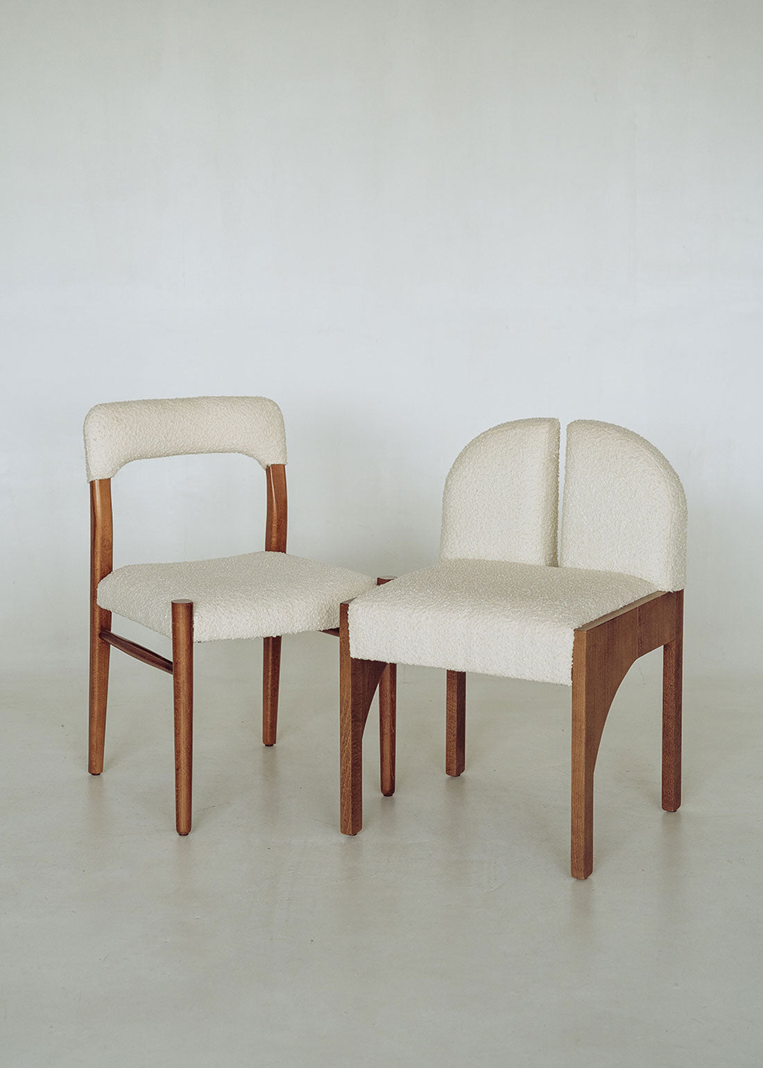 Silla de madera de haya tapizada en bouclé blanco.