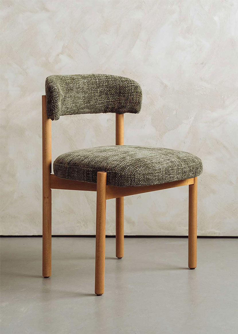 Silla de madera de haya tapizada en chenillla verde.