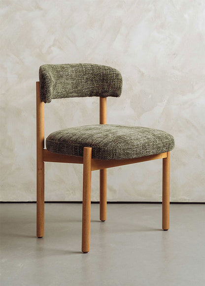 Silla de madera de haya tapizada en chenillla verde.