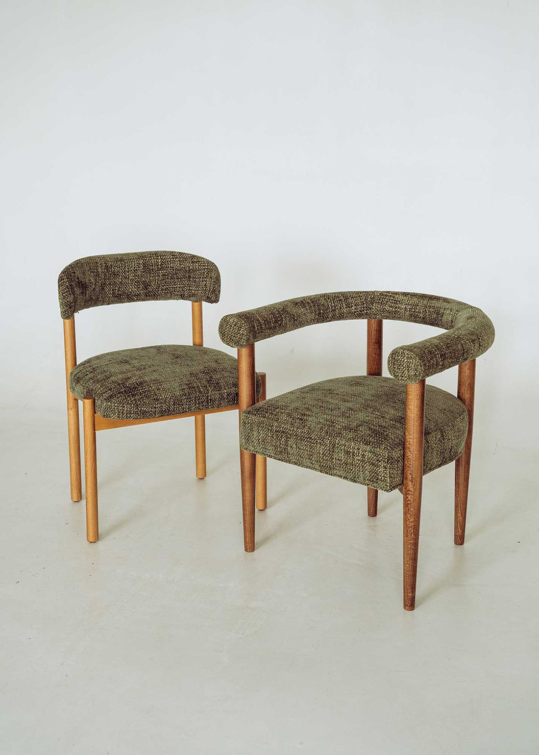Silla de madera de haya tapizada en chenillla verde.