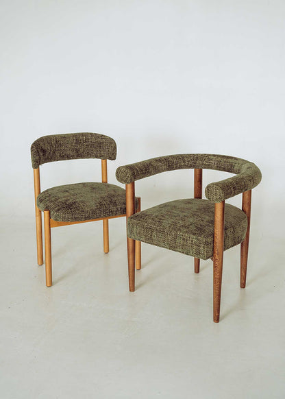 Silla de madera de haya tapizada en chenillla verde.