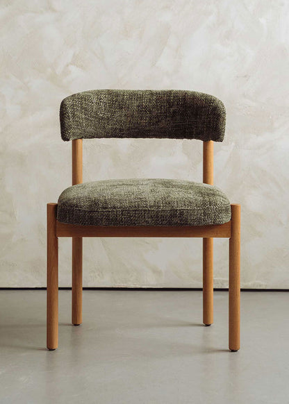 Silla de madera de haya tapizada en chenillla verde.