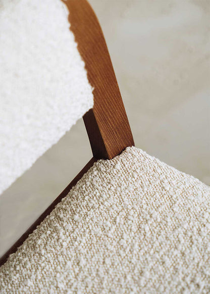 Taburete tapizado en pana beige con estructura de madera de haya. Un taburete alto con respaldo y reposapiés incorporado.