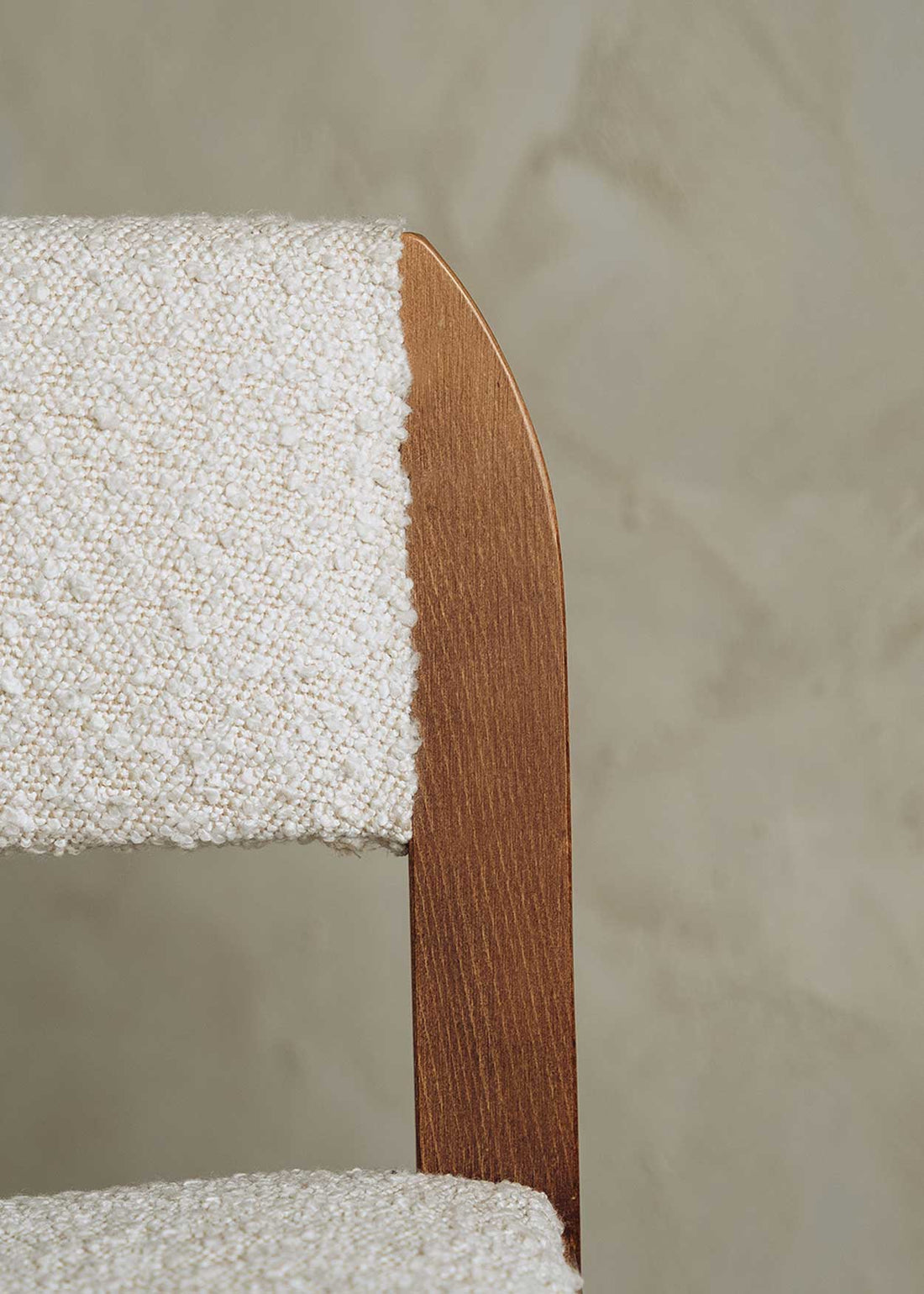 Taburete tapizado en pana beige con estructura de madera de haya. Un taburete alto con respaldo y reposapiés incorporado.