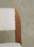 Taburete tapizado en pana beige con estructura de madera de haya. Un taburete alto con respaldo y reposapiés incorporado.