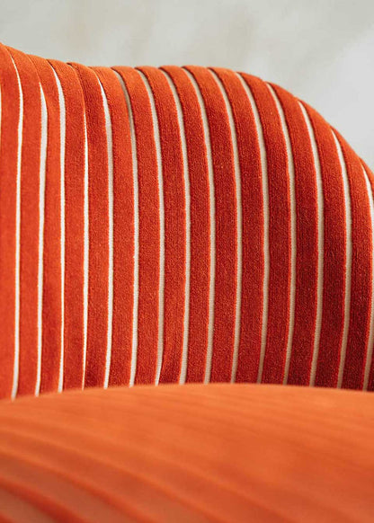 Taburete con respaldo tapizado en terciopelo caldera rayado con estructura de madera de haya.