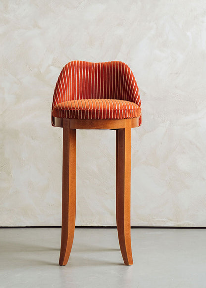 Taburete con respaldo tapizado en terciopelo caldera rayado con estructura de madera de haya.