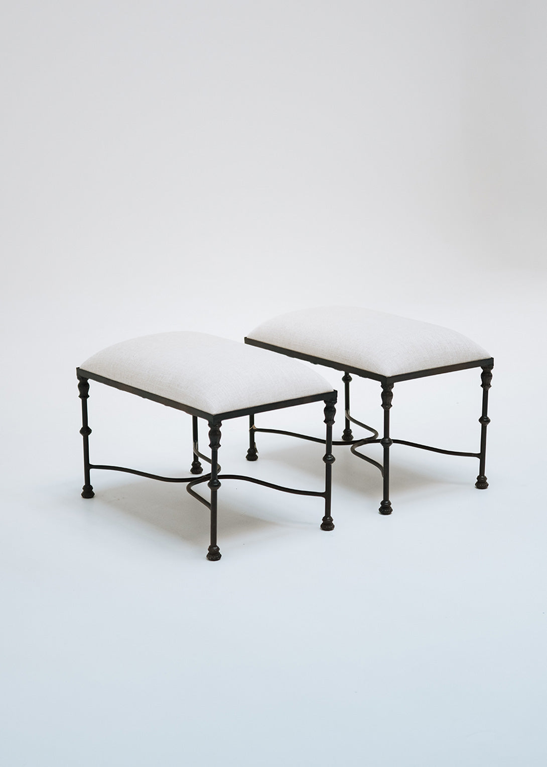 Banqueta tapizada con estructura de hierro