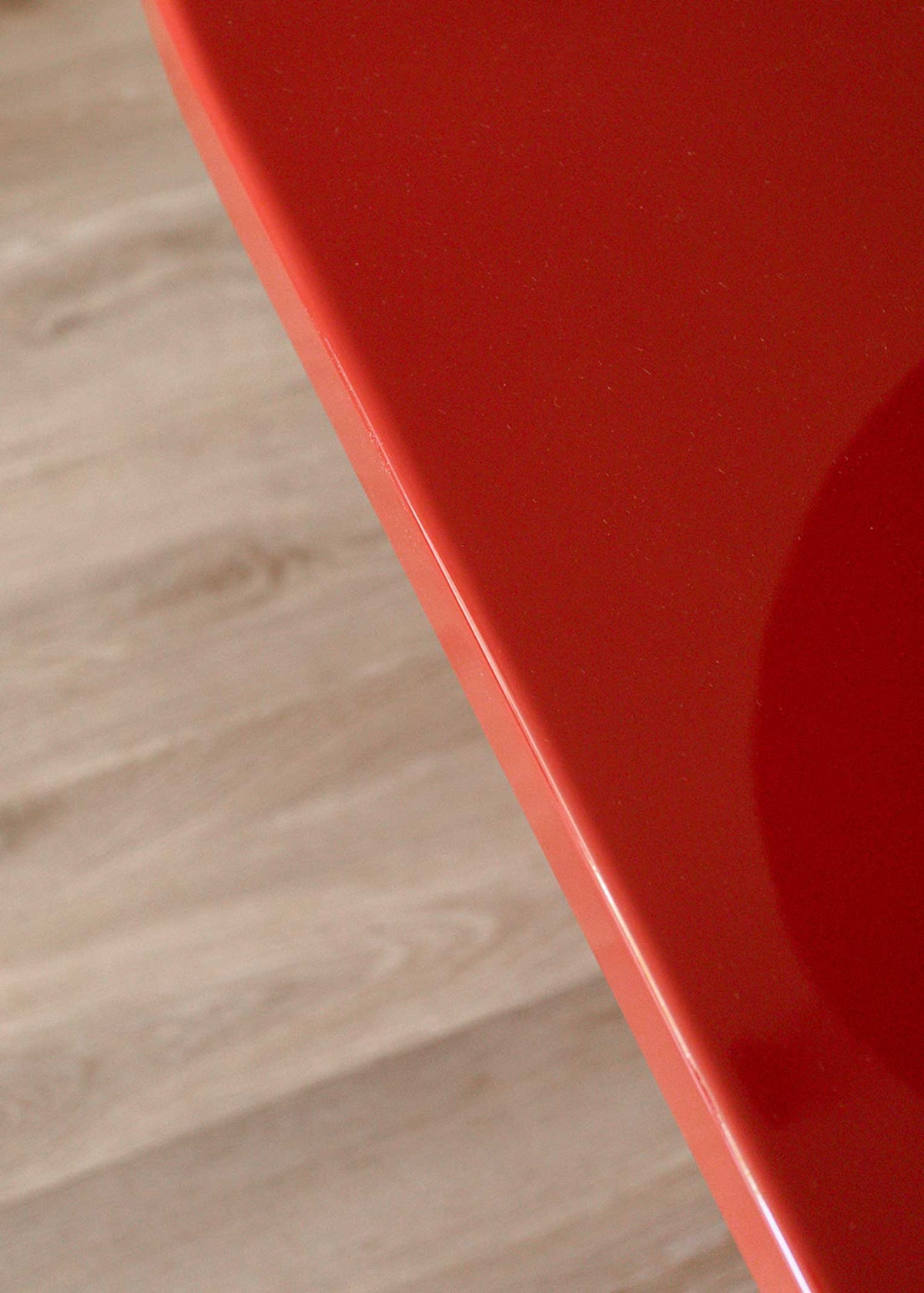 Mesa de comedor lacada en alto brillo
