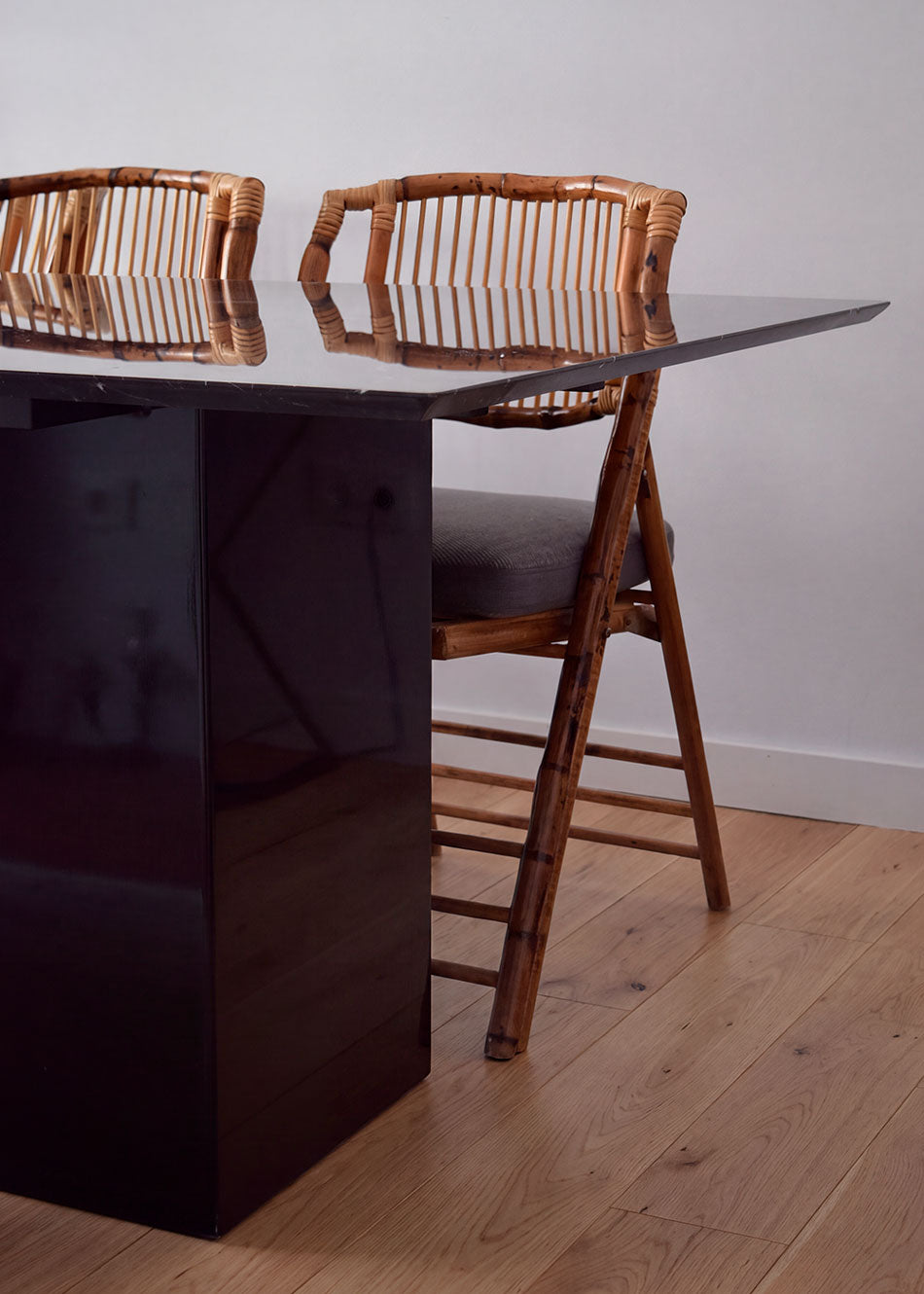 Mesa de mármol negro Marquina