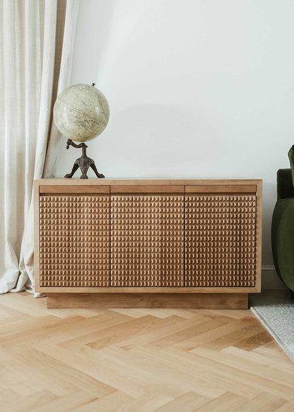 Aparador en madera de roble de dos puertas con baldas en el interior.