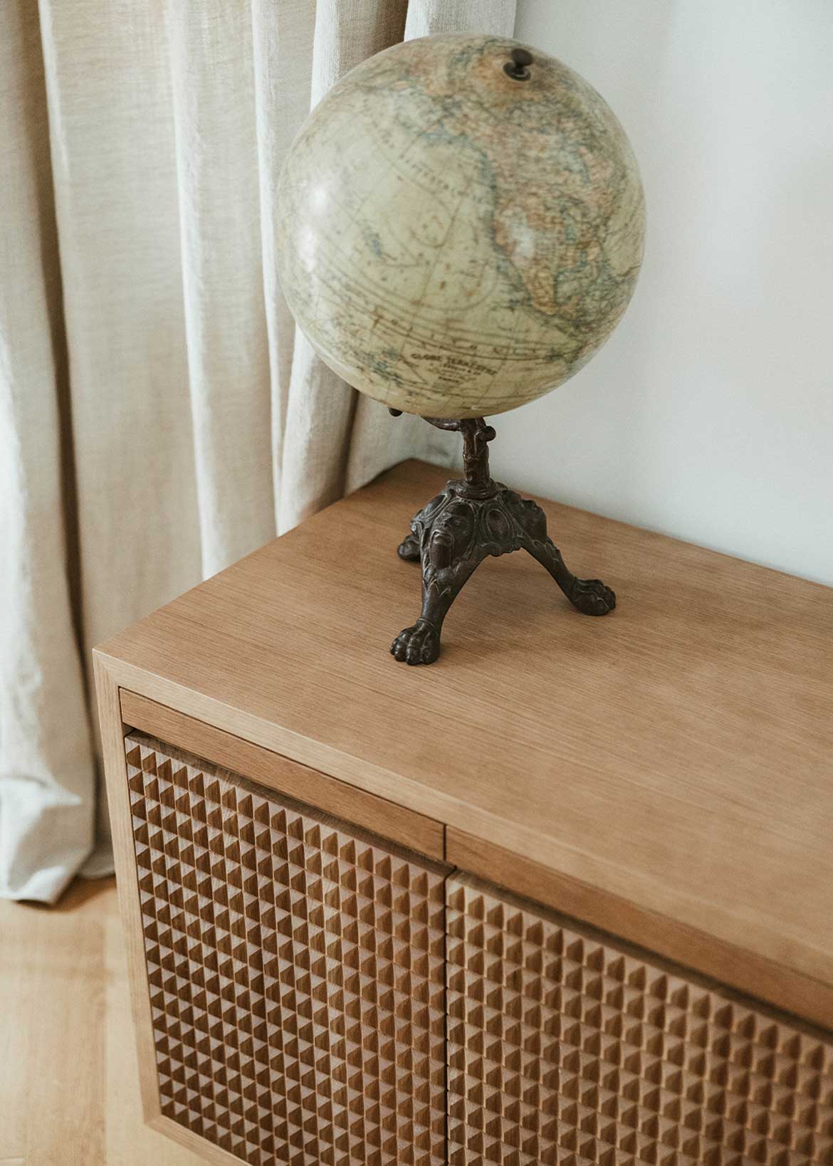 Aparador en madera de roble de dos puertas con baldas en el interior.