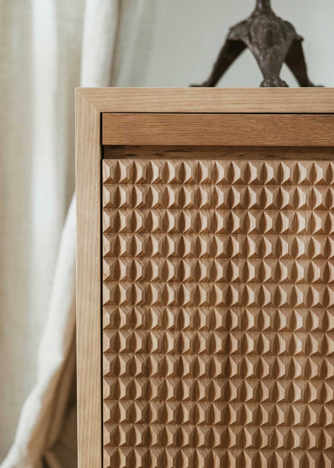 Aparador en madera de roble de dos puertas con baldas en el interior.