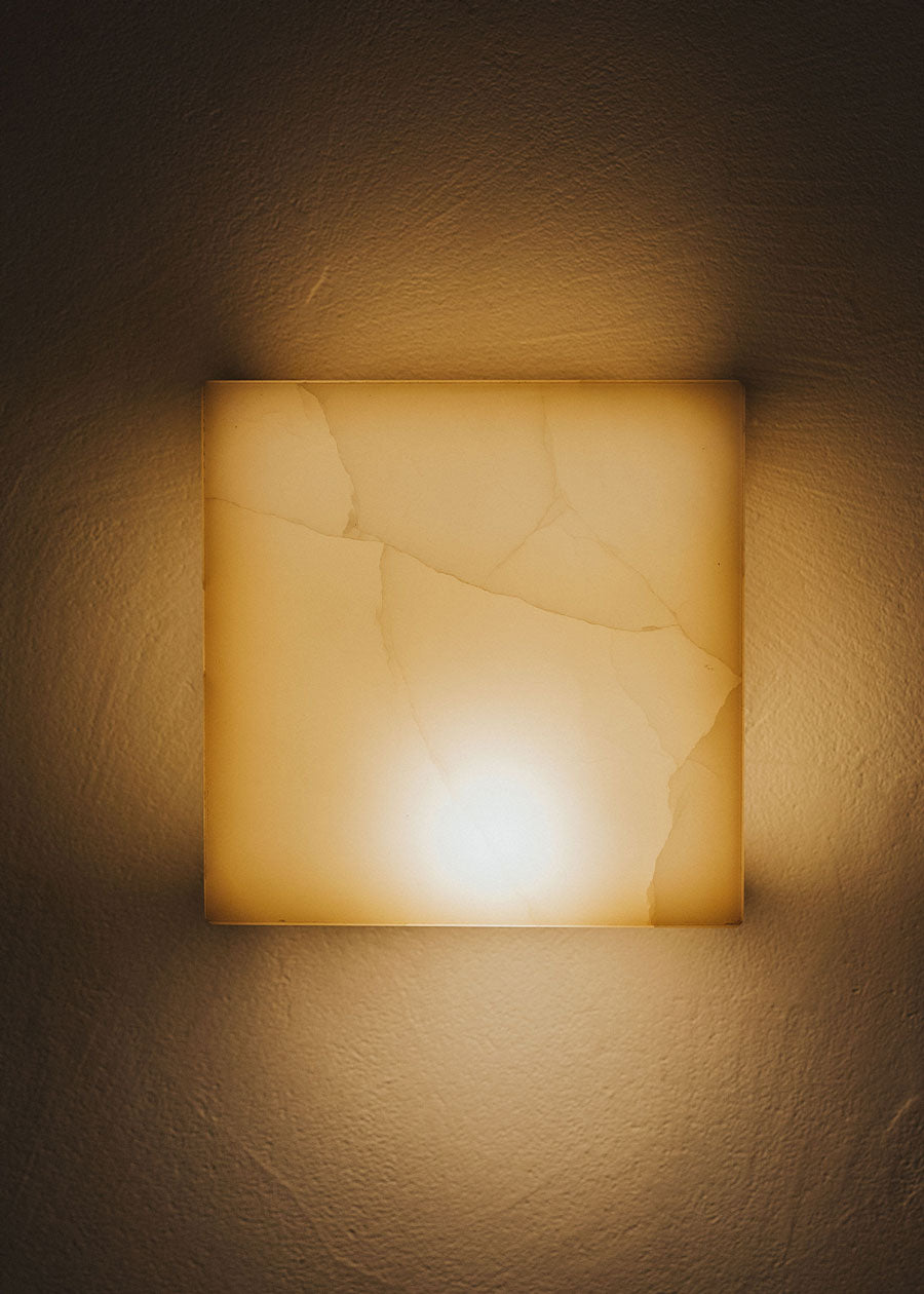 Aplique cuadrado de pared realizado en ónix.