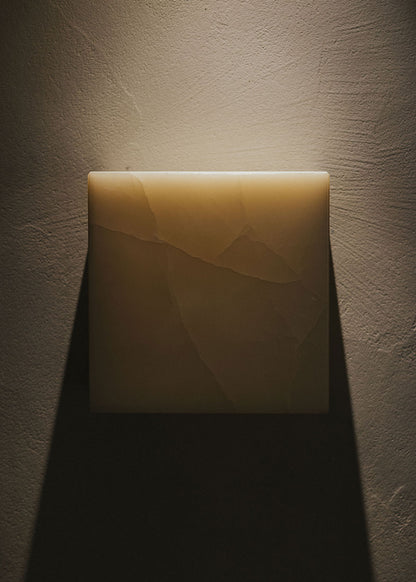 Aplique cuadrado de pared realizado en ónix.