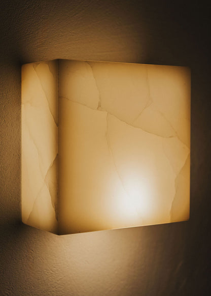 Aplique cuadrado de pared realizado en ónix.