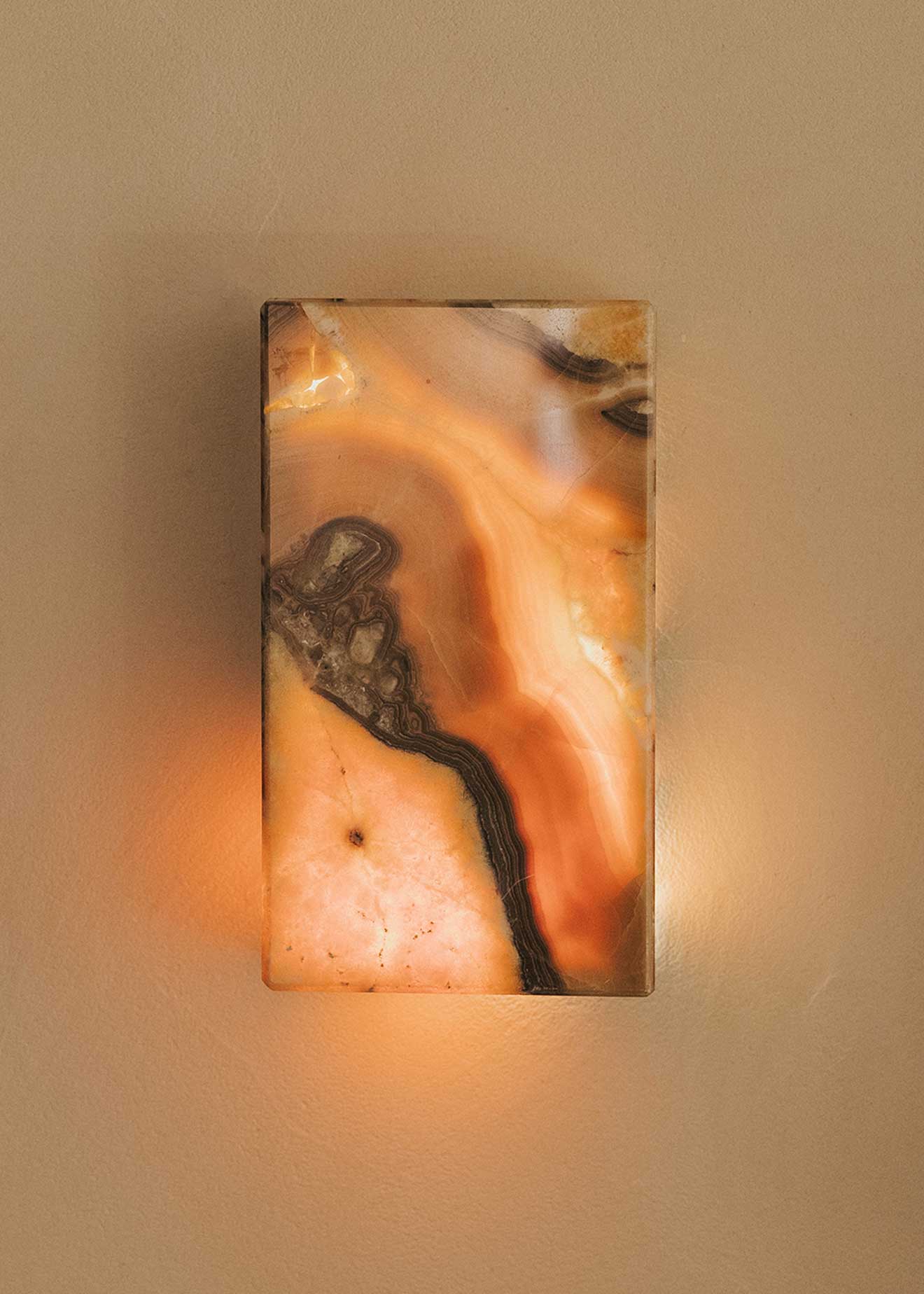 Aplique rectangular de pared realizado en ónix.