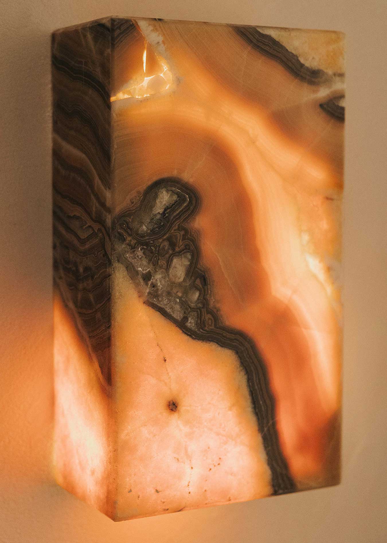 Aplique rectangular de pared realizado en ónix.