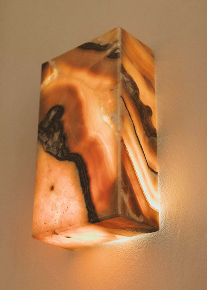 Aplique rectangular de pared realizado en ónix.