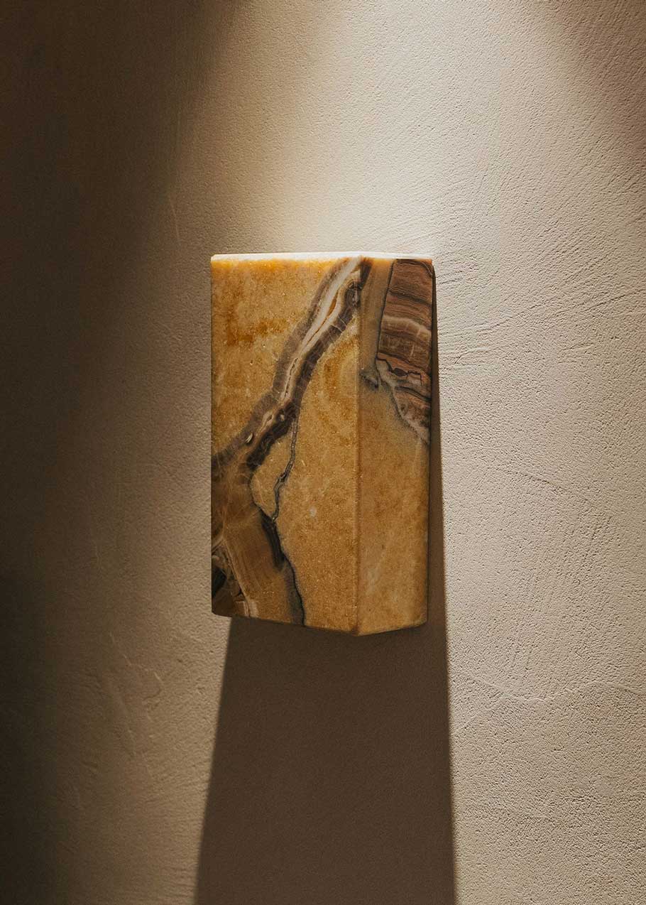 Aplique rectangular de pared realizado en ónix.