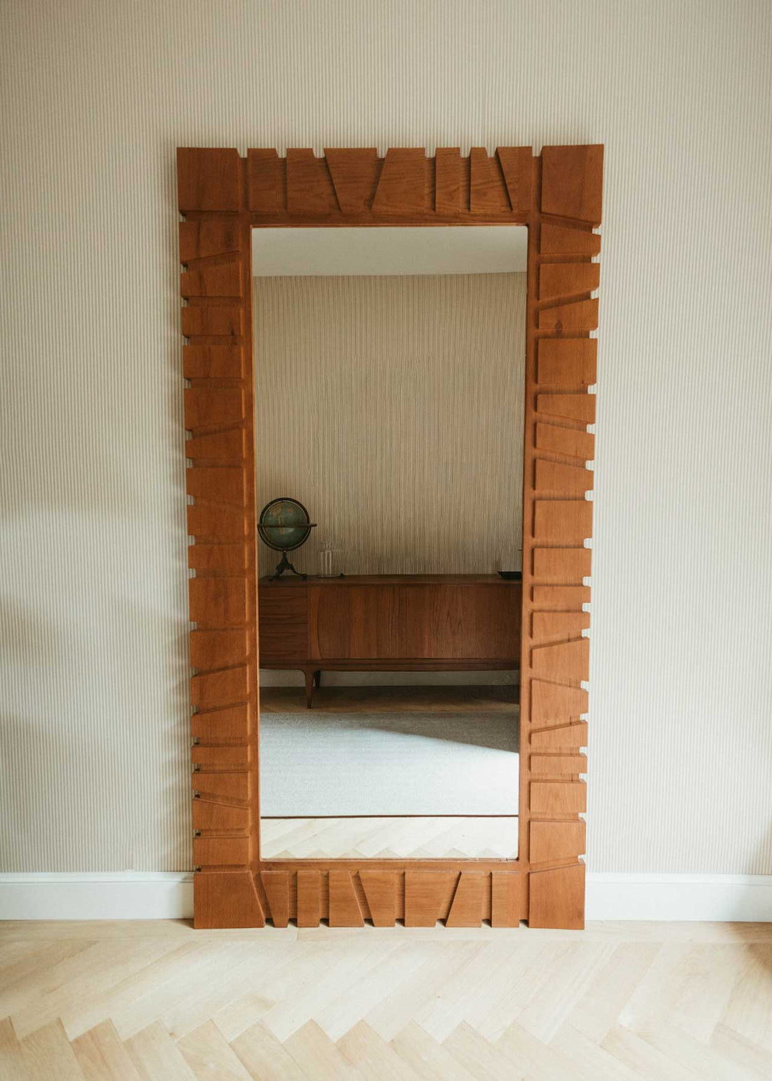 Espejo de pie con marco en madera de roble tintado.