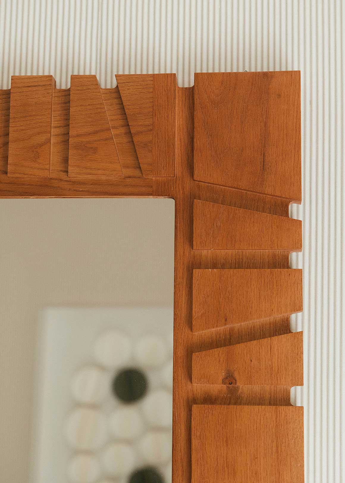 Espejo de pie con marco en madera de roble tintado.