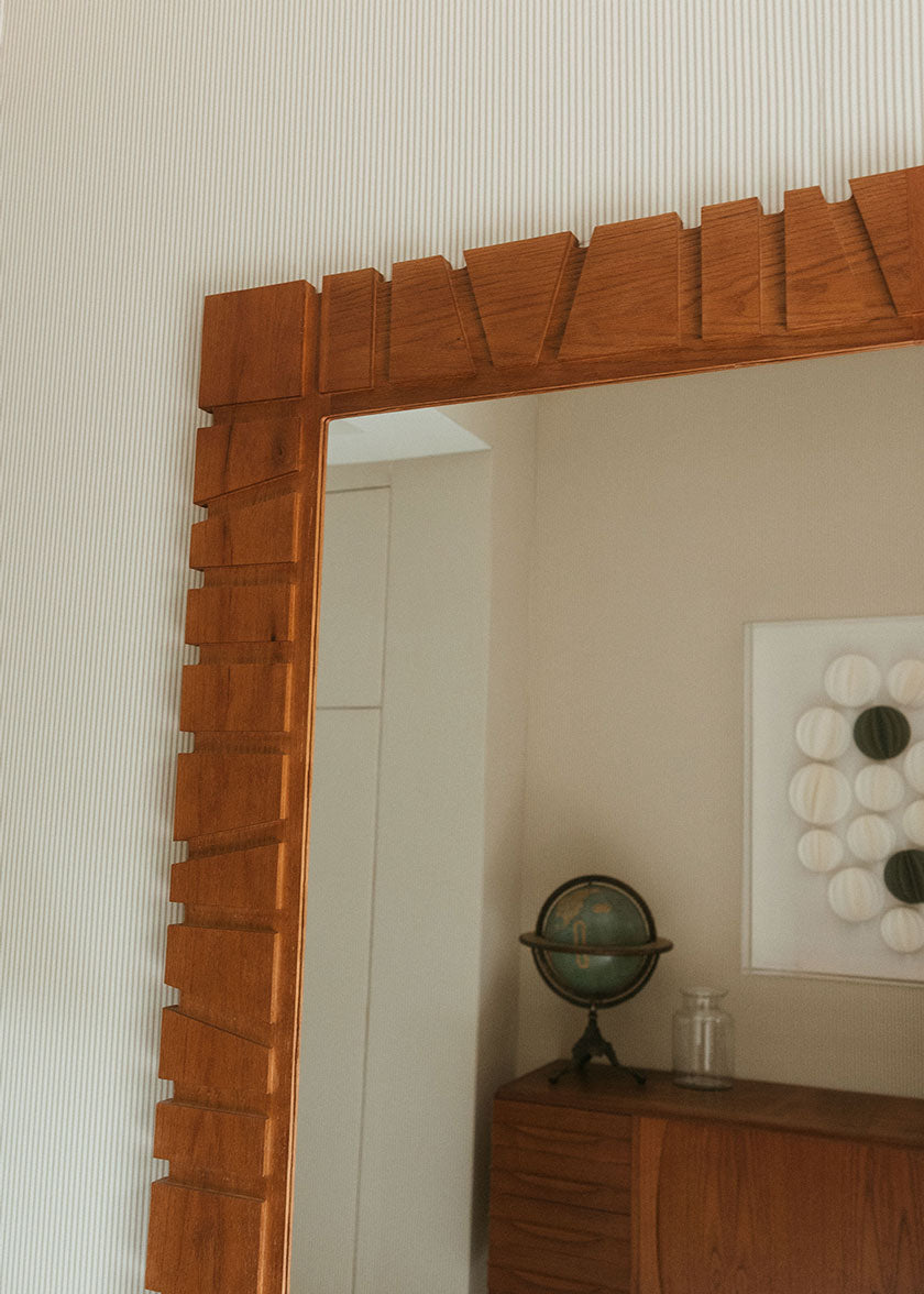 Espejo de pie con marco en madera de roble tintado.