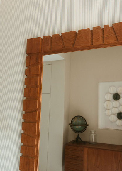 Espejo de pie con marco en madera de roble tintado.