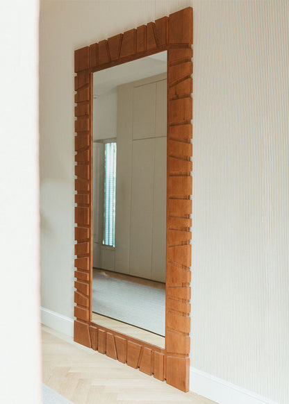 Espejo de pie con marco en madera de roble tintado.