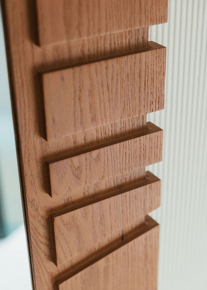 Espejo de pie con marco en madera de roble tintado.