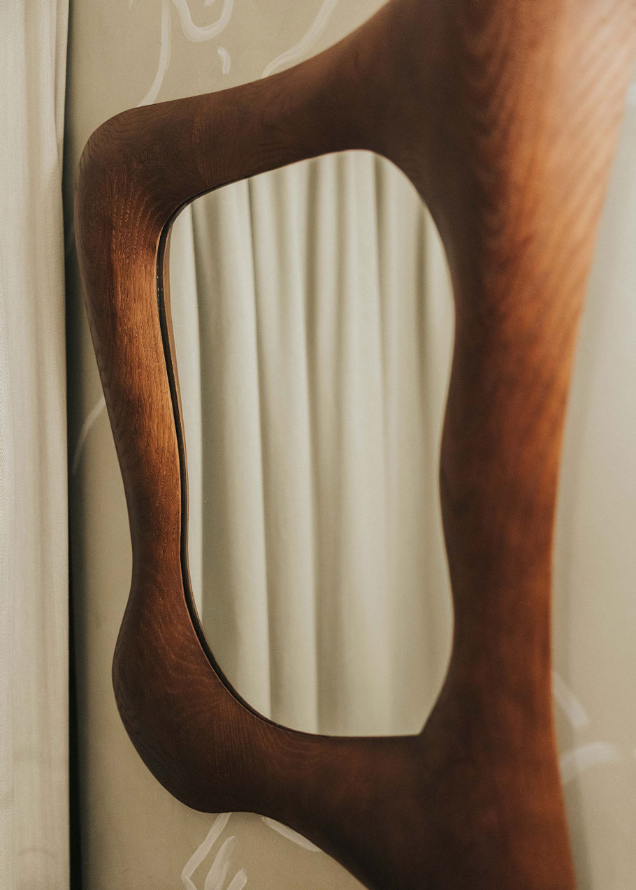 Espejo de pared con marco en madera de roble tintado.