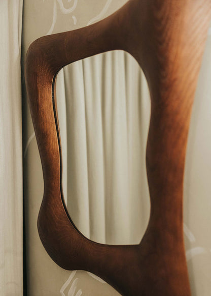 Espejo de pared con marco en madera de roble tintado.