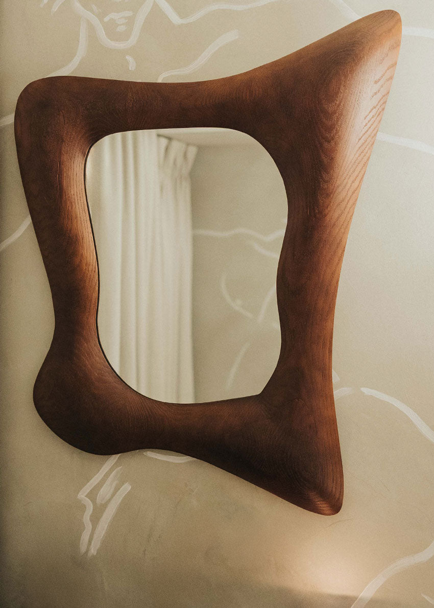 Espejo de pared con marco en madera de roble tintado.