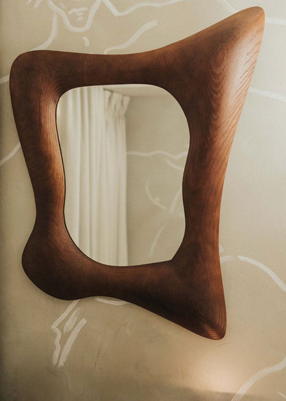 Espejo de pared con marco en madera de roble tintado.