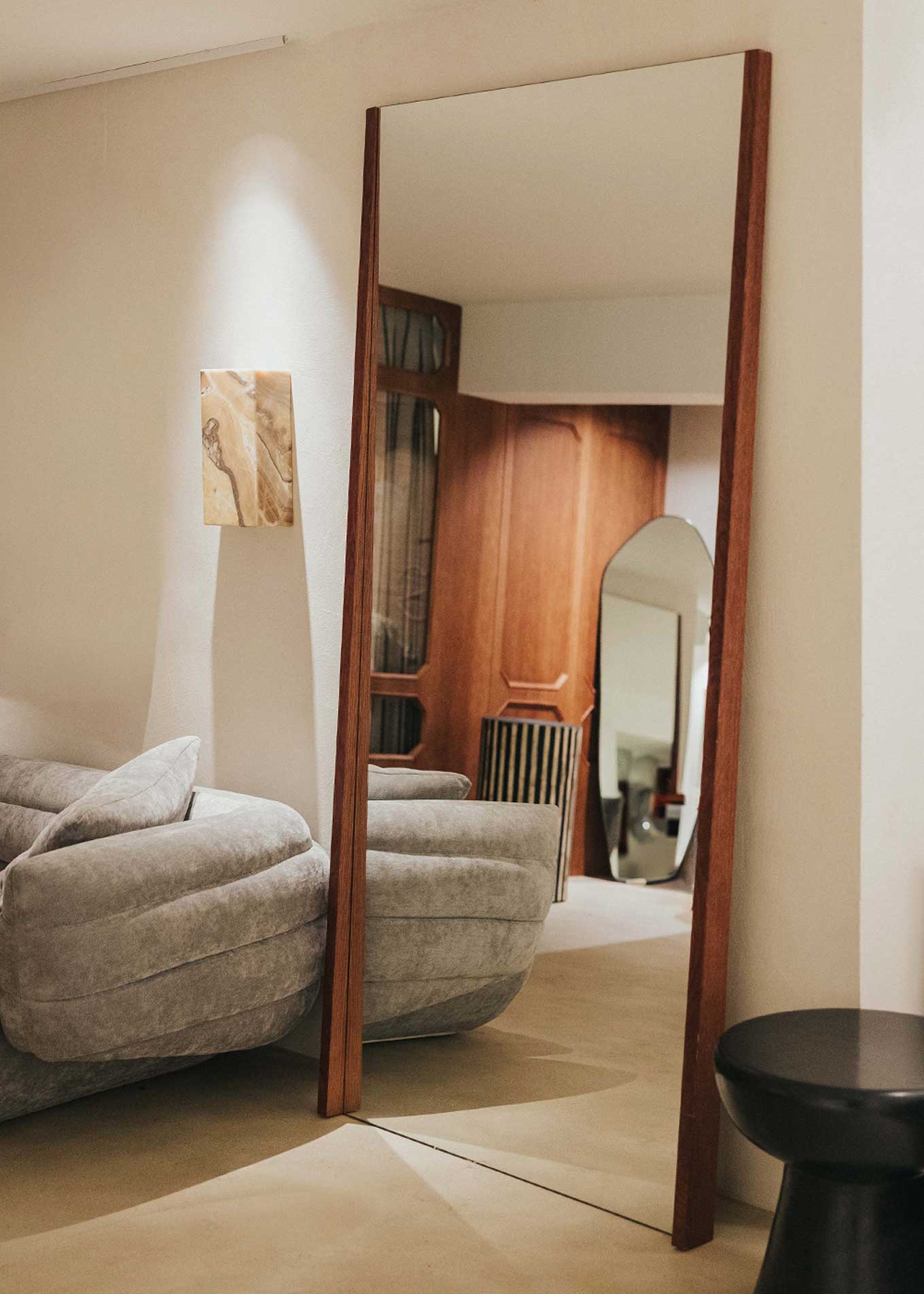 Espejo de pie con marco en madera de roble tintado.