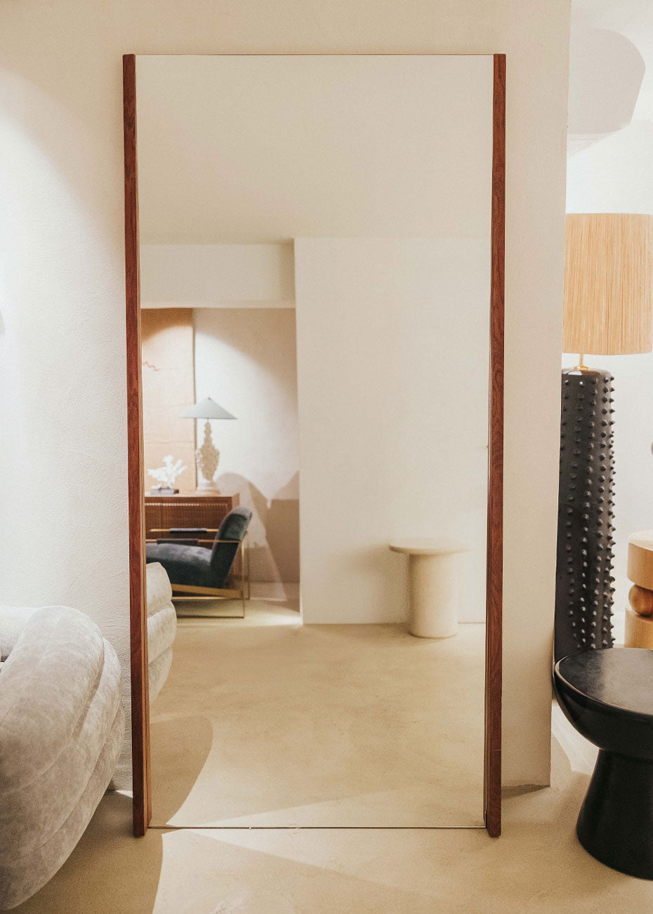 Espejo de pie con marco en madera de roble tintado.