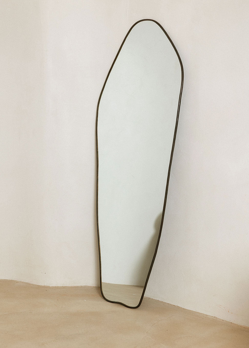 Espejo de pie con marco en aluminio lacado en negro.